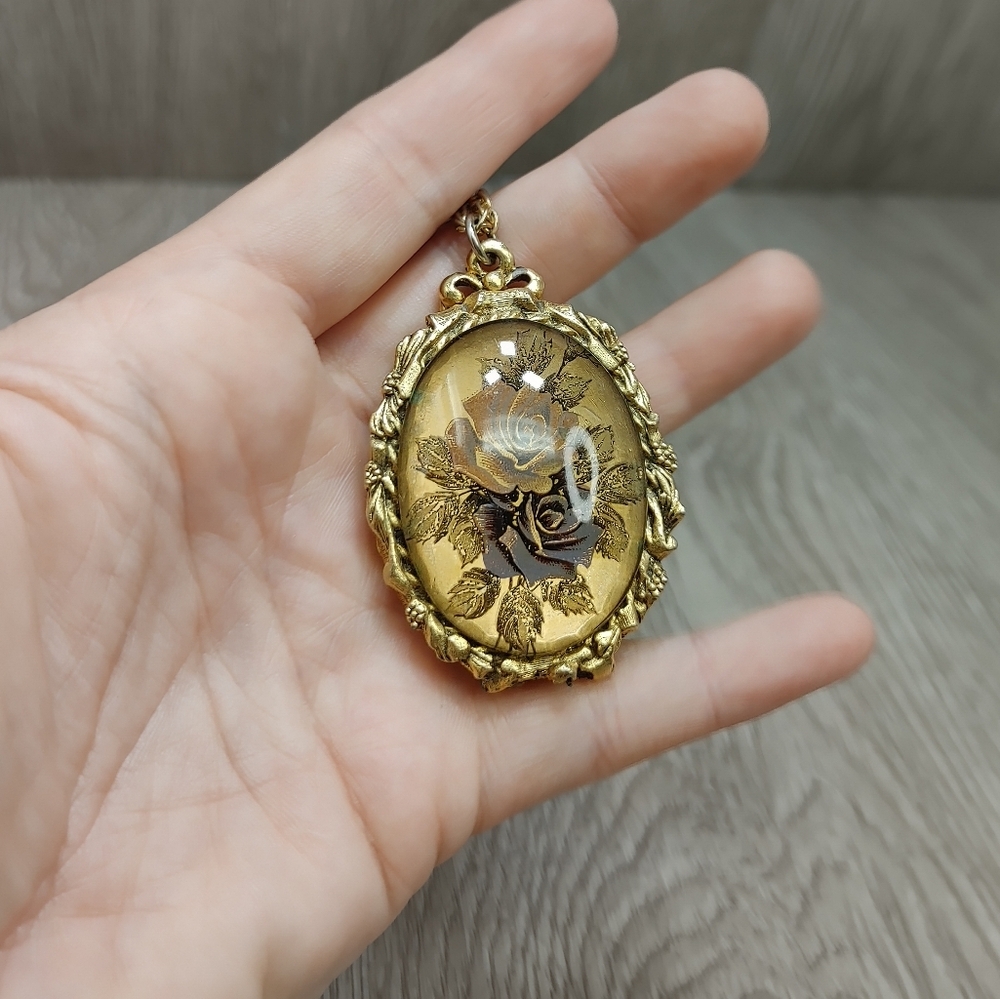 Max Factor Victorian Rose Solid‎ Perfume Locket Necklace Vintage 70s Gold Tone